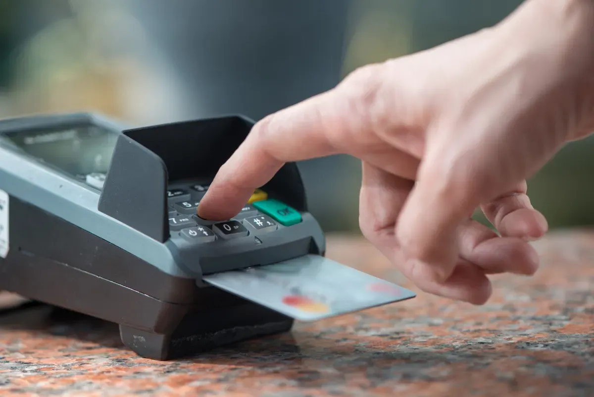 Het onverwachte effect van pinnen op wat we kopen