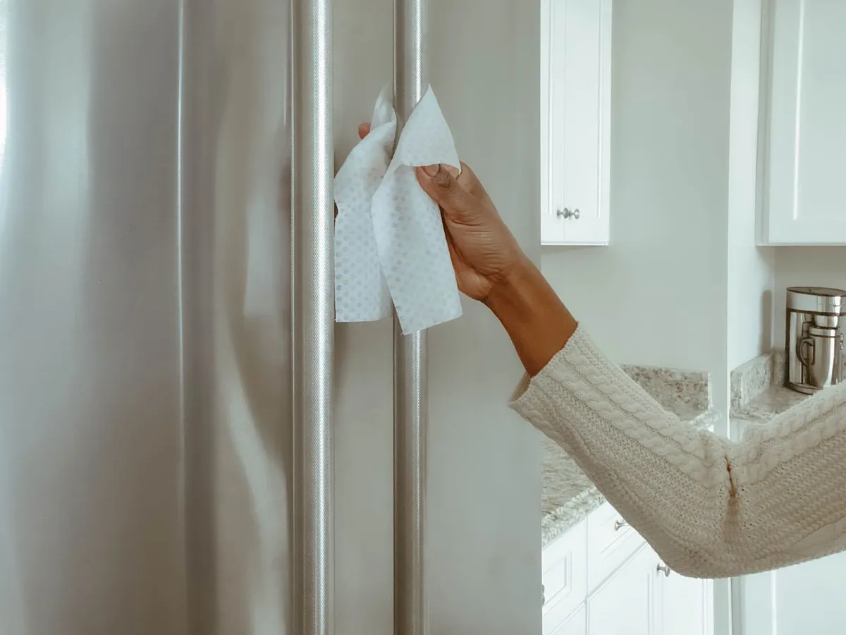 Roestvrijstalen apparaten schoonmaken en laten glanzen