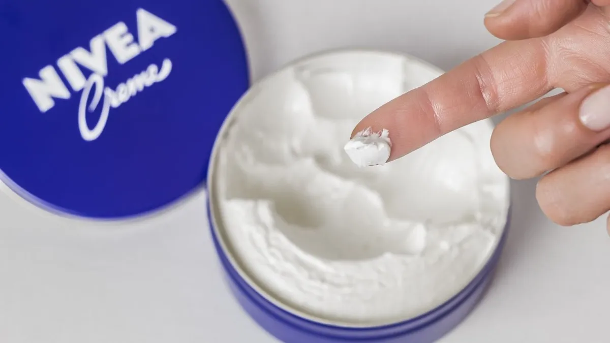 Nivea's blauwe wonder: waarom de klassieker nog steeds zo populair is