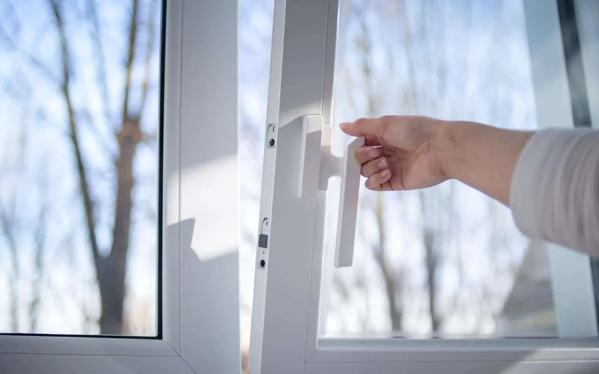 Winterlucht en ochtendvervuiling: waarom je je huis niet tussen 08:00–10:00 uur moet luchten